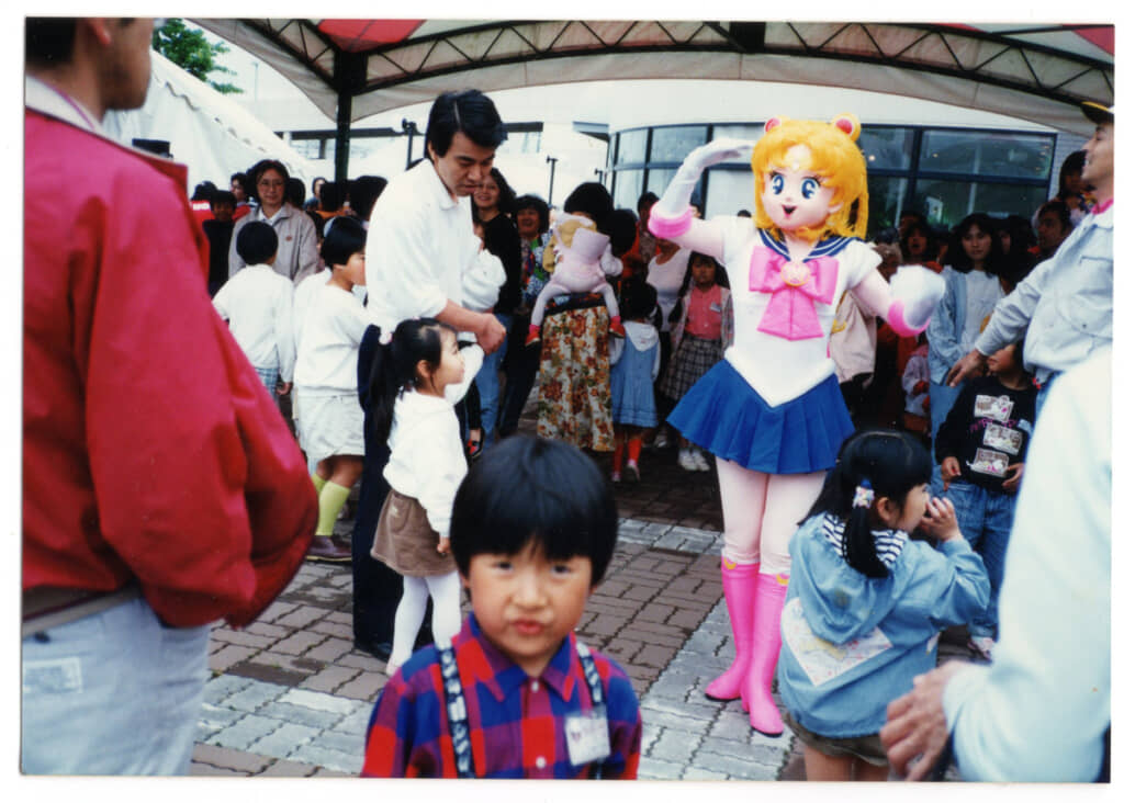 幼い頃に行ったセーラームーンショー。恥ずかしくて近くでは撮れなかった様子