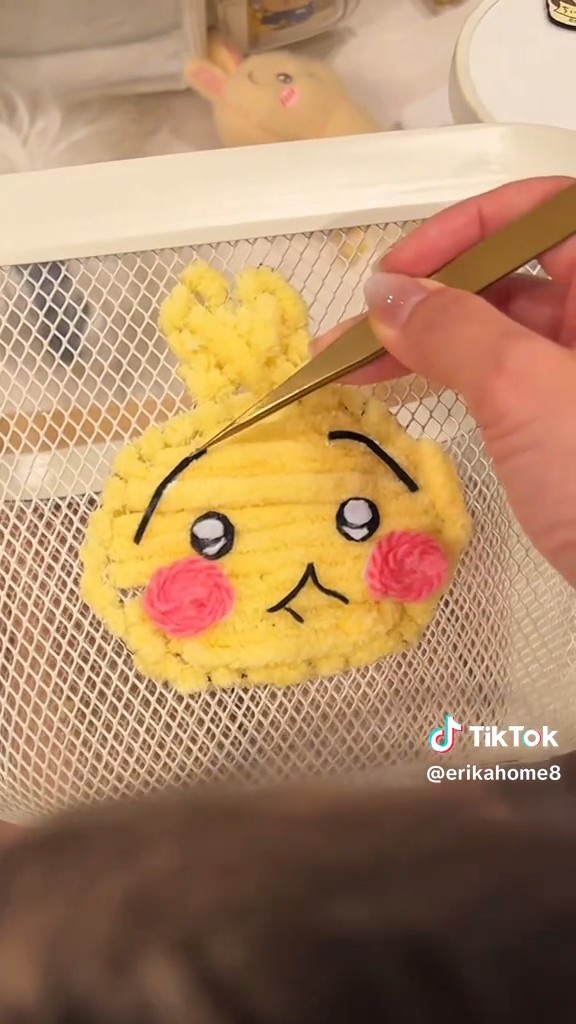 ボンドで顔パーツを貼り付ける