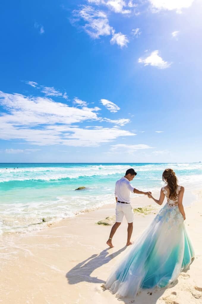 海を切り取ったかのようなドレスで結婚式