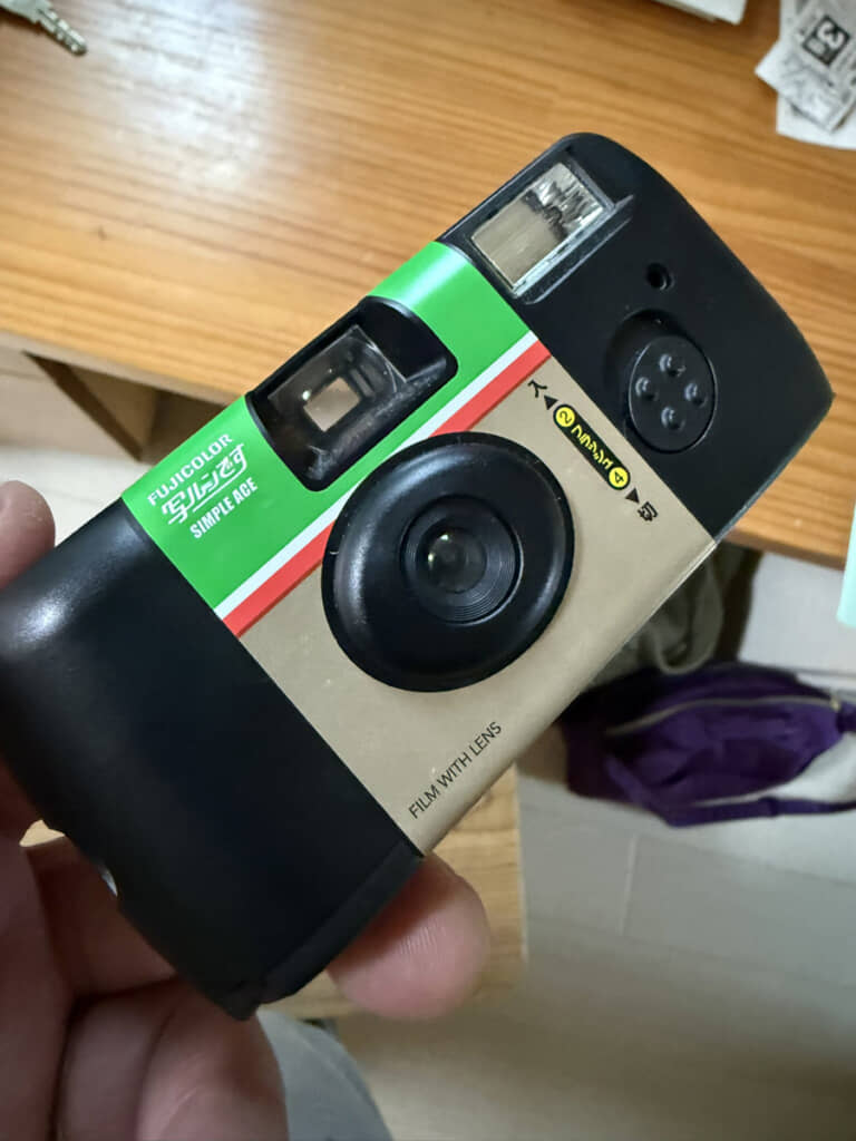 近年あらためて注目を集める簡易カメラ（レンズ付きフィルム）、「写ルンです」。ただ、今だと現像に苦労するケースも……？