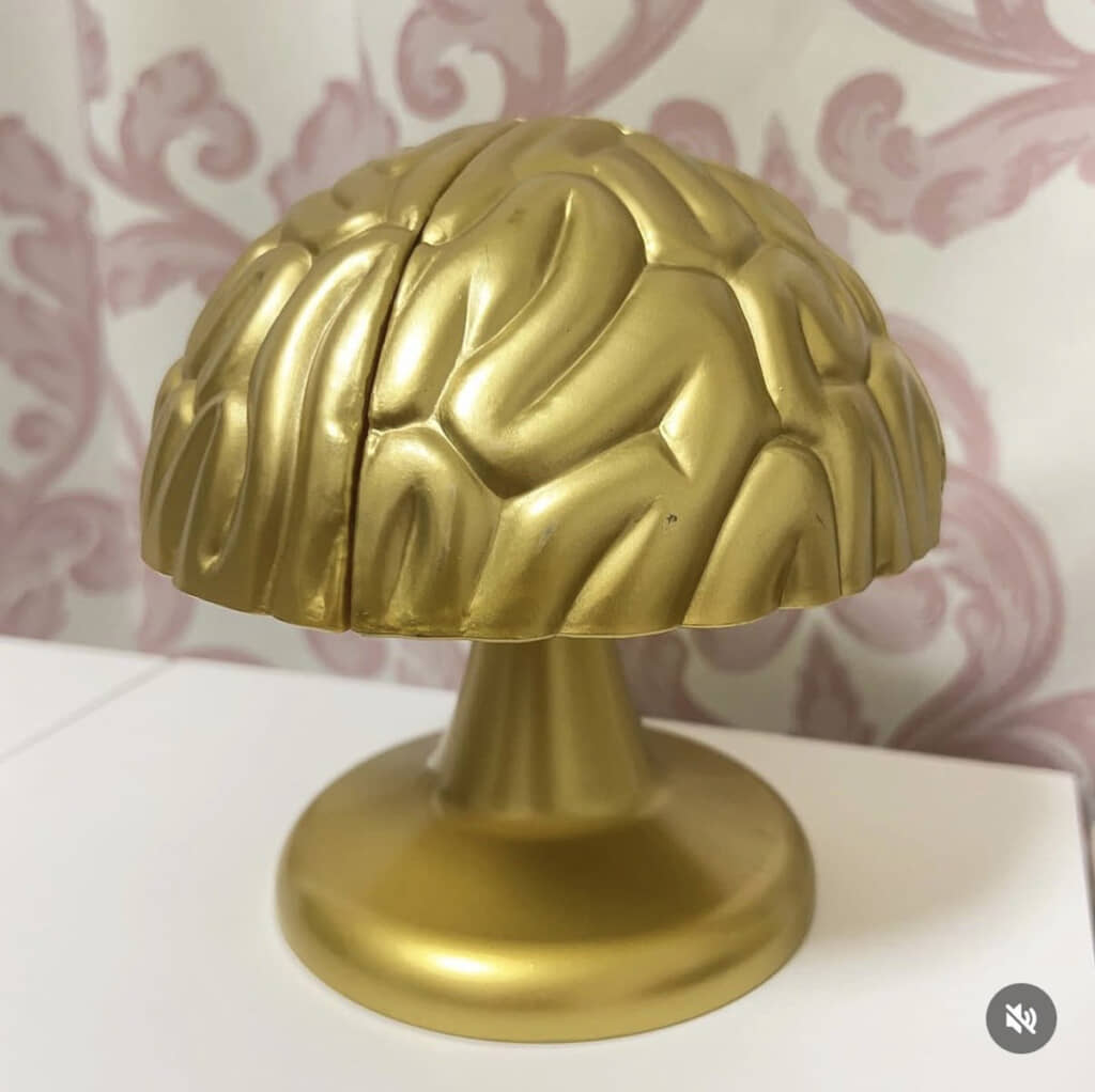 金色の脳がキノコのように生えるシュールなオブジェ