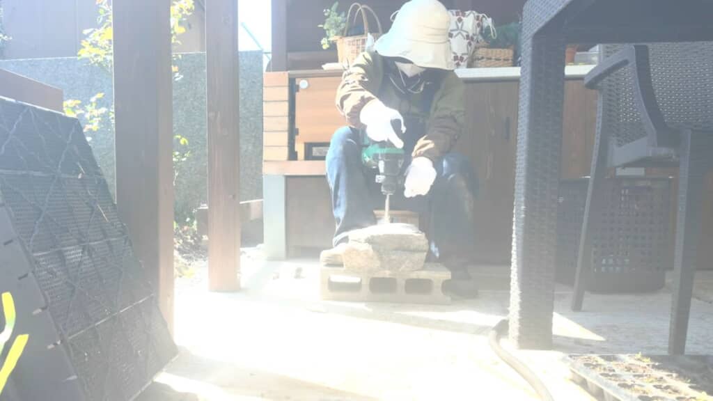 コンクリートドリルで石に穴をあける