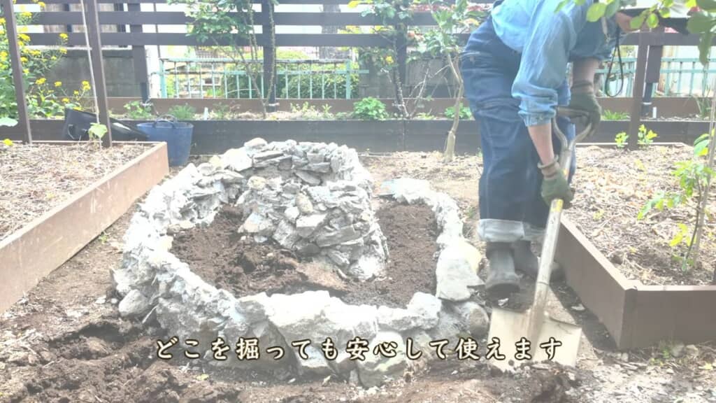 庭の土を戻してスパイラルガーデンの斜面を作る
