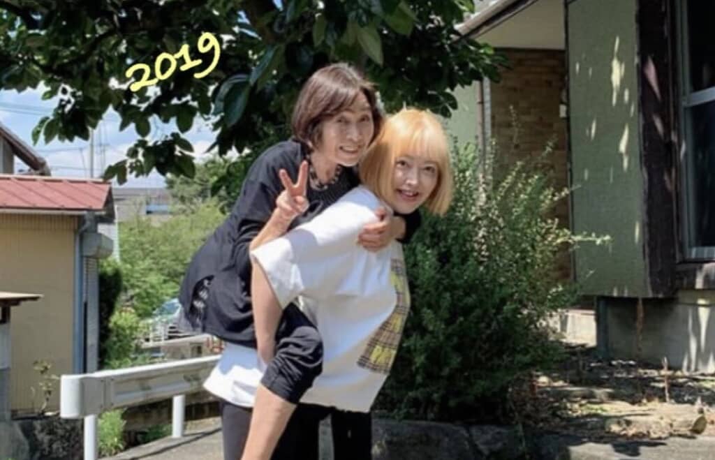 親子が逆になったおんぶショット