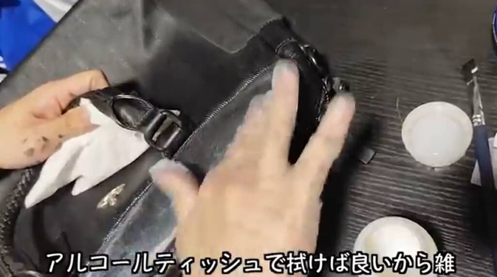 レザーコートを塗っていきます