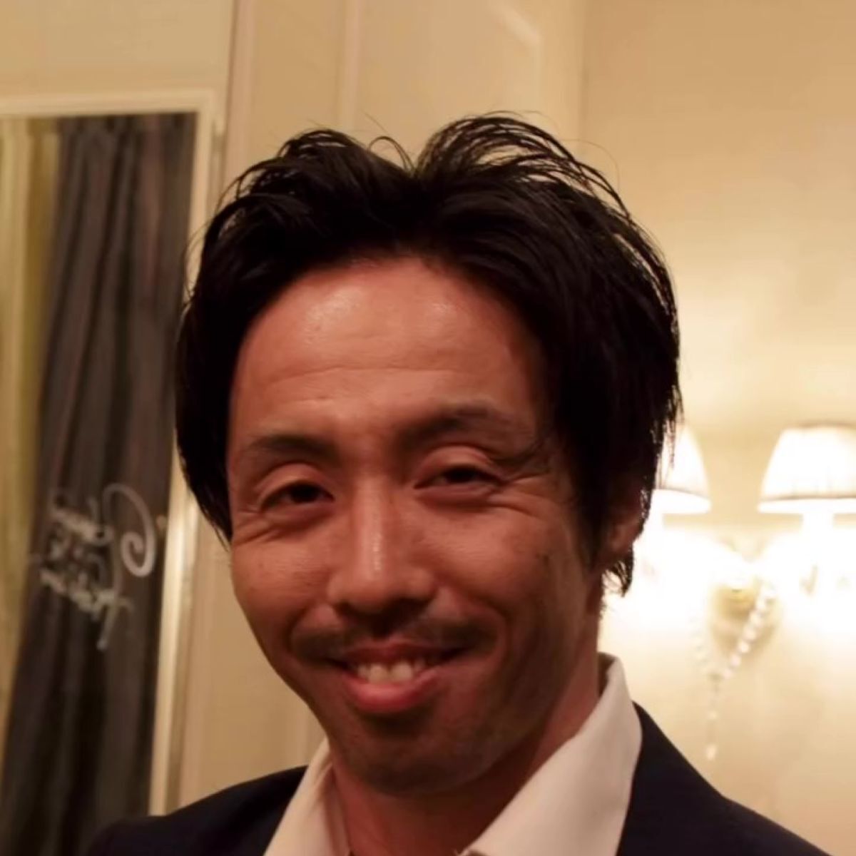 31歳なのに「50歳」と言われた美容師→酒とタバコをやめたら…… 衝撃の姿に「えっウソ」「こんなに変わるんですね」 | ライフスタイル ねとらぼ