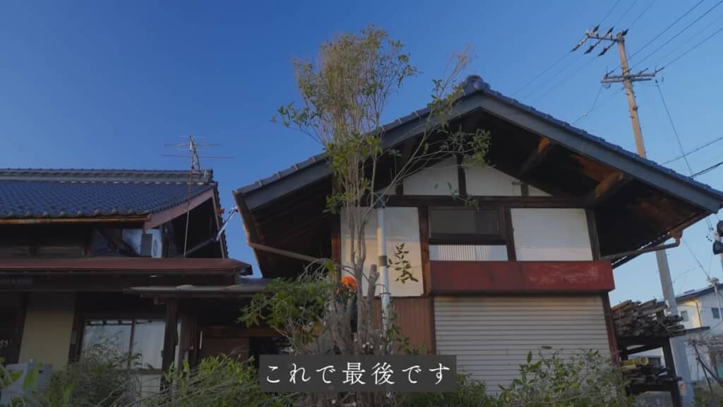 中心部から縦に伸びている枝を切る投稿者