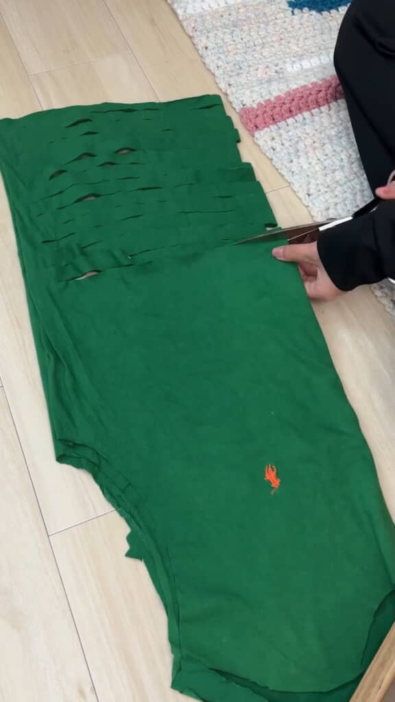 真ん中で2つ折りし、折ったところから脇のほうへ向けて切り込みを入れる