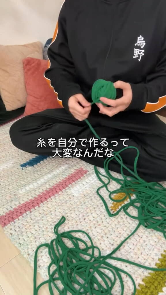 このあと、つながっているところを斜めにカットすると1本のひもになる