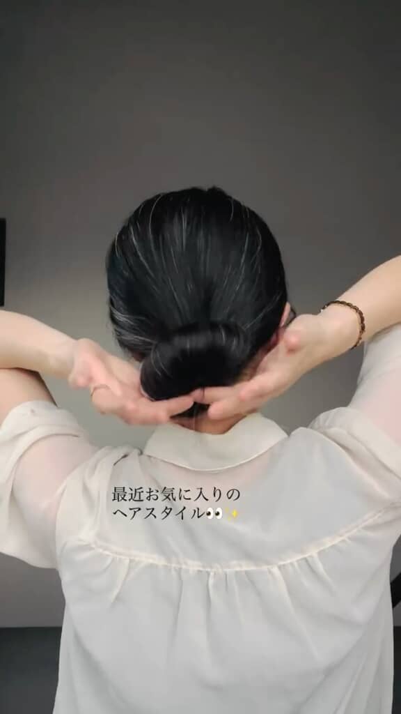 髪全体を毛先までまとめて、お団子ヘアを作ります