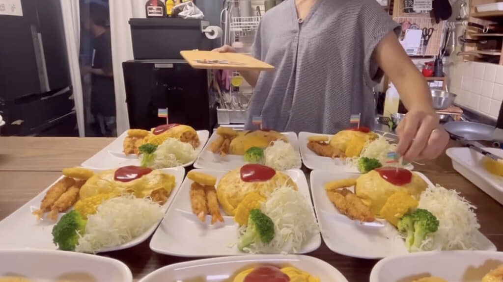オムライスの上に旗を立てます