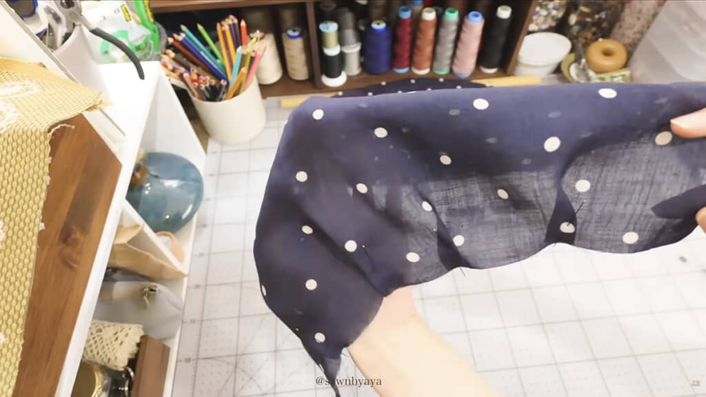 袖部分にギャザーを寄せて……