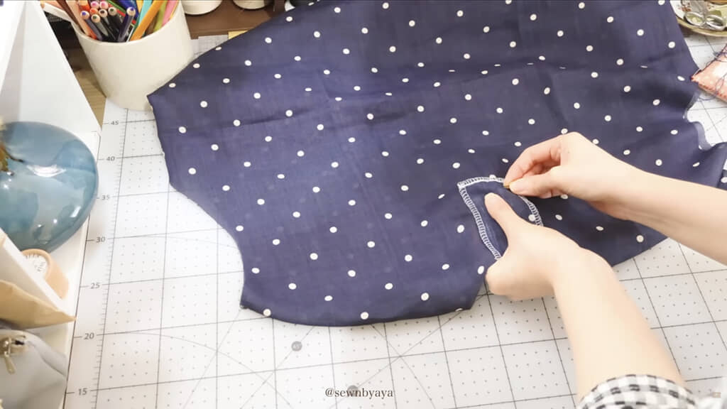 背中側にはスリットを
