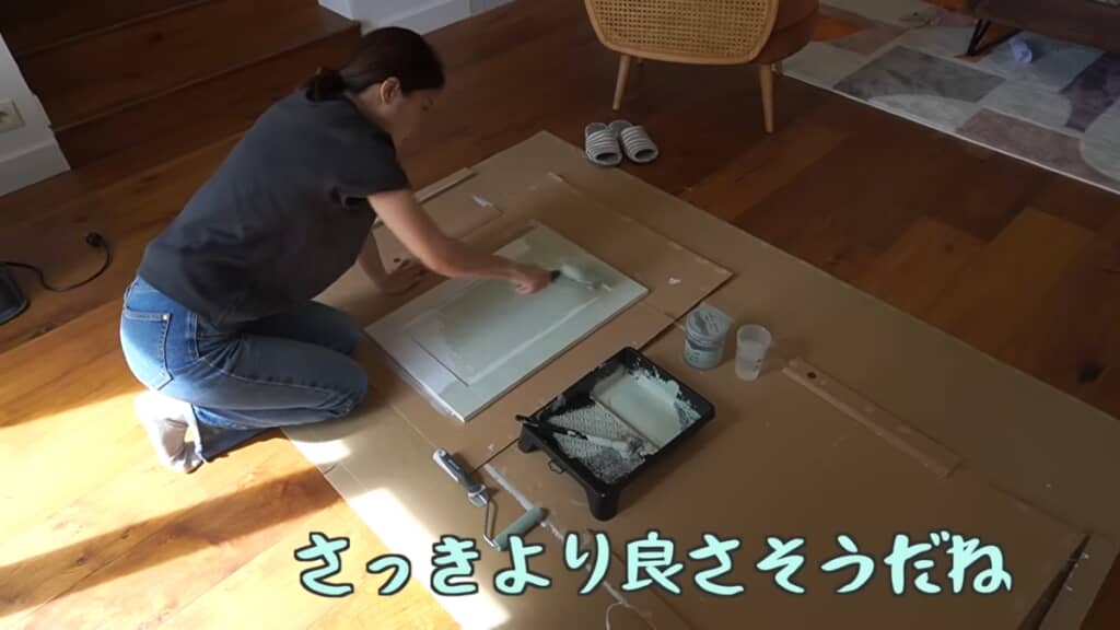 木材にペンキを塗ります