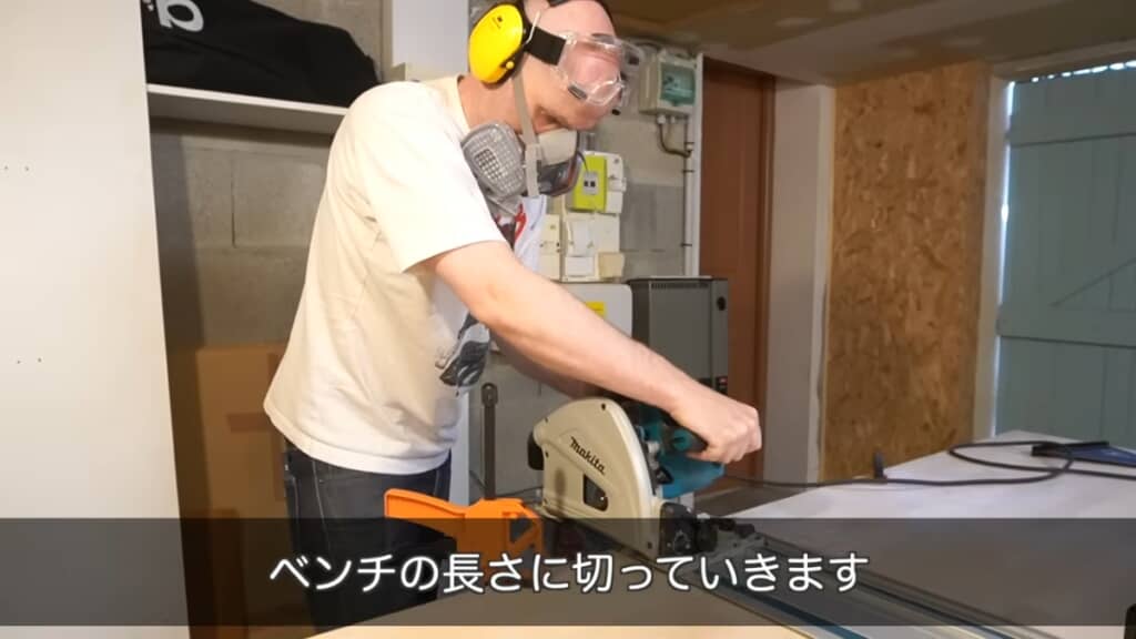 木材を手際よくカットして