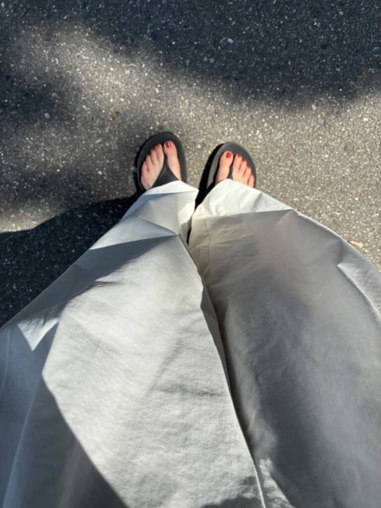 足元はトングサンダルで涼しげに