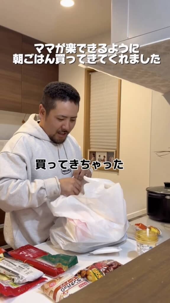 ママを助けるため、明日の朝食用の菓子パンを購入