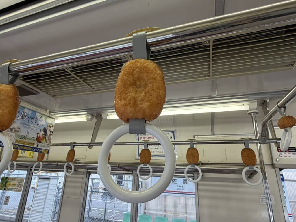 コロッケが付いたつり革