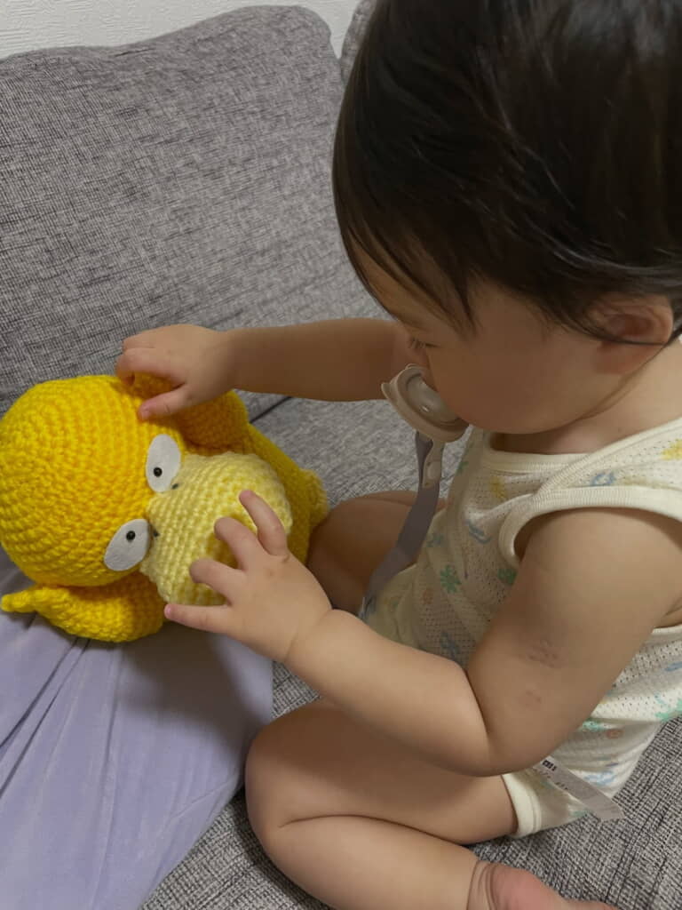 ペタペタ触れて興味津々