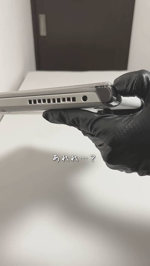 ディスプレイカバーが浮いていたことから落下事故の可能性が考えられる