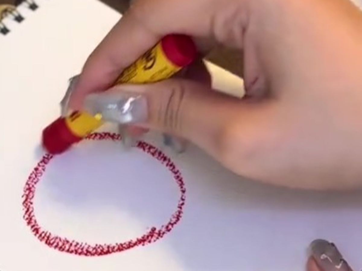 ヨッシーを描くイラストレーターが、赤いクレヨンを手に取って…… まさかの仕上がりに「この方法なら書けそう!」「天才」(1/3) | 絵画 ねとらぼ