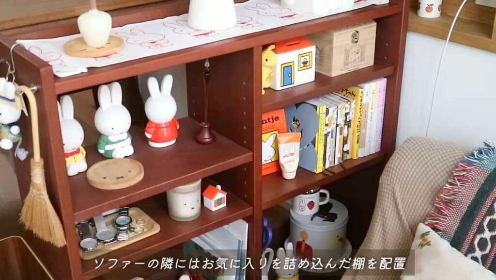 ソファの横にはお気に入りを詰め込んだ棚