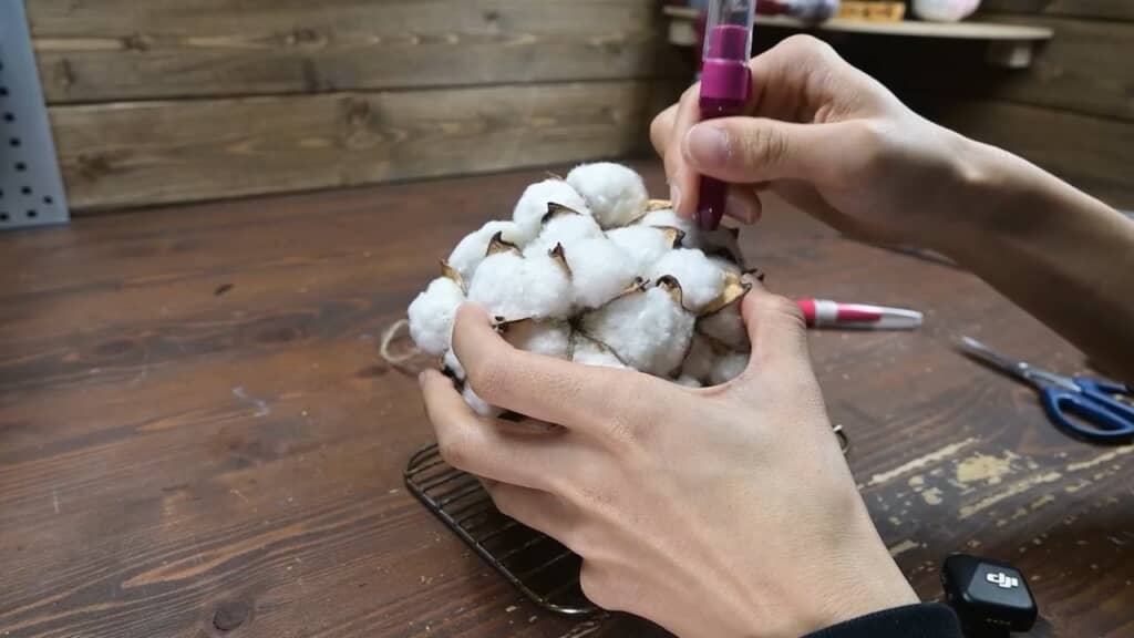 何度も刺して、個々の綿花を丸く整える
