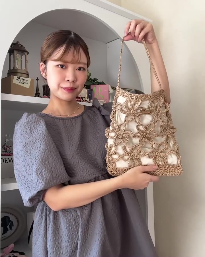 ベイルで編んだサマーバッグを持っている女性