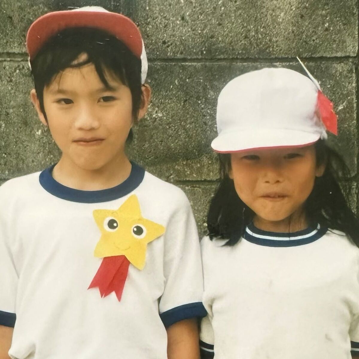 「こんな恋愛憧れます︎」“腐れ縁”の幼なじみ2人→20年後…… 現在の姿に「素敵すぎて涙」「羨ましすぎる」と240万表示 | ライフスタイル ねとらぼ