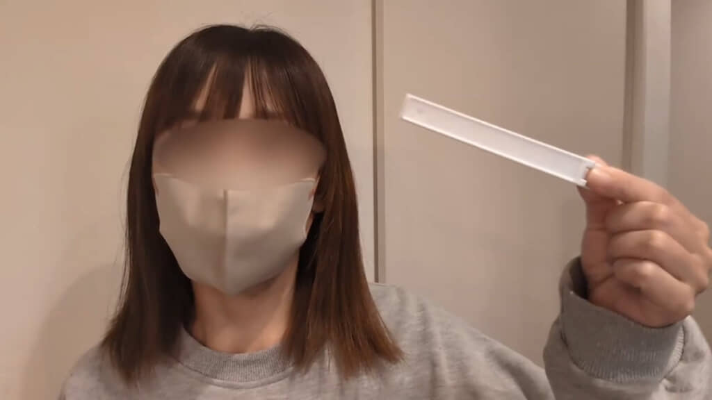 カット前の投稿者さん。今回は手に持っているアイテムを使ったカットに挑戦します