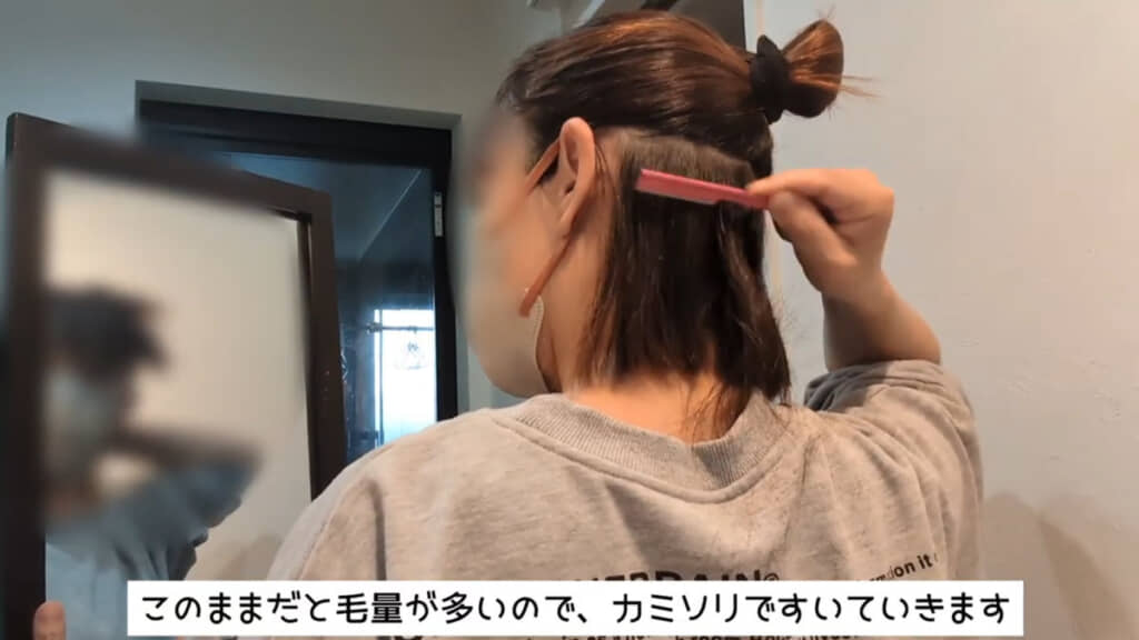 次にカミソリで髪の毛をすきます