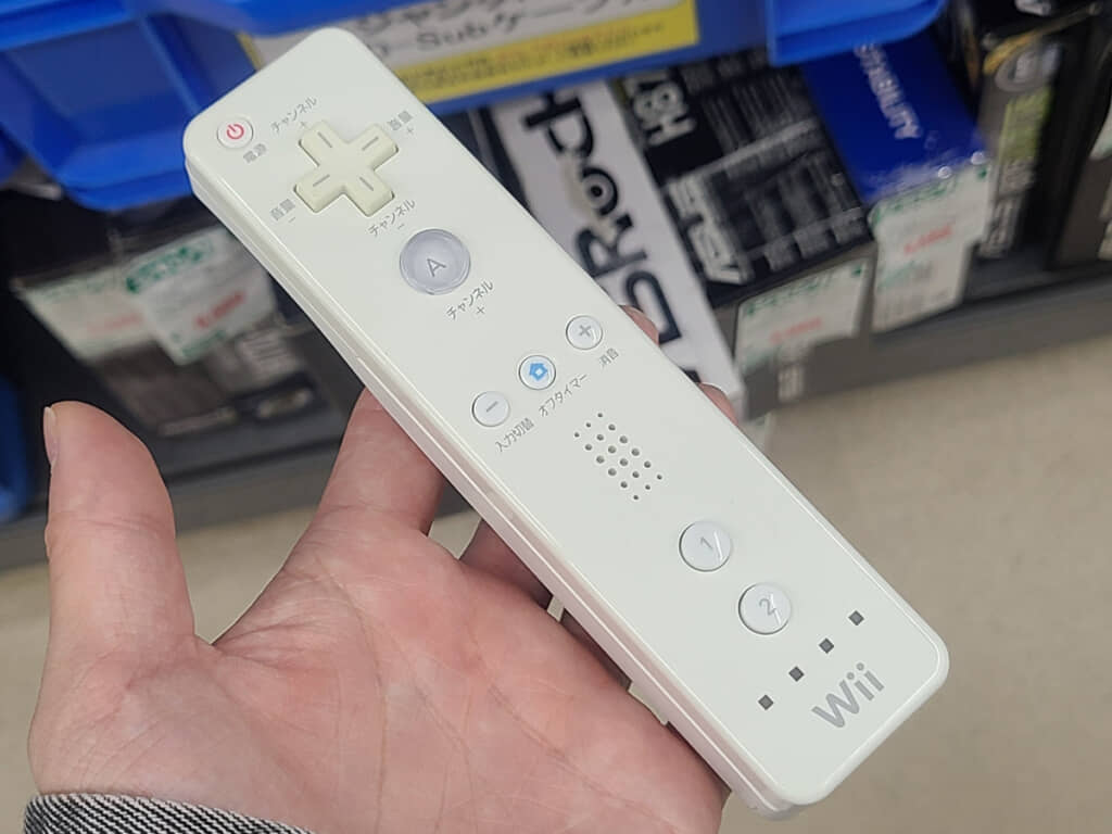 ボタンまわりをよく見ると、「音量」や「チャンネル」の表示。テレビ操作用のリモコンなのです