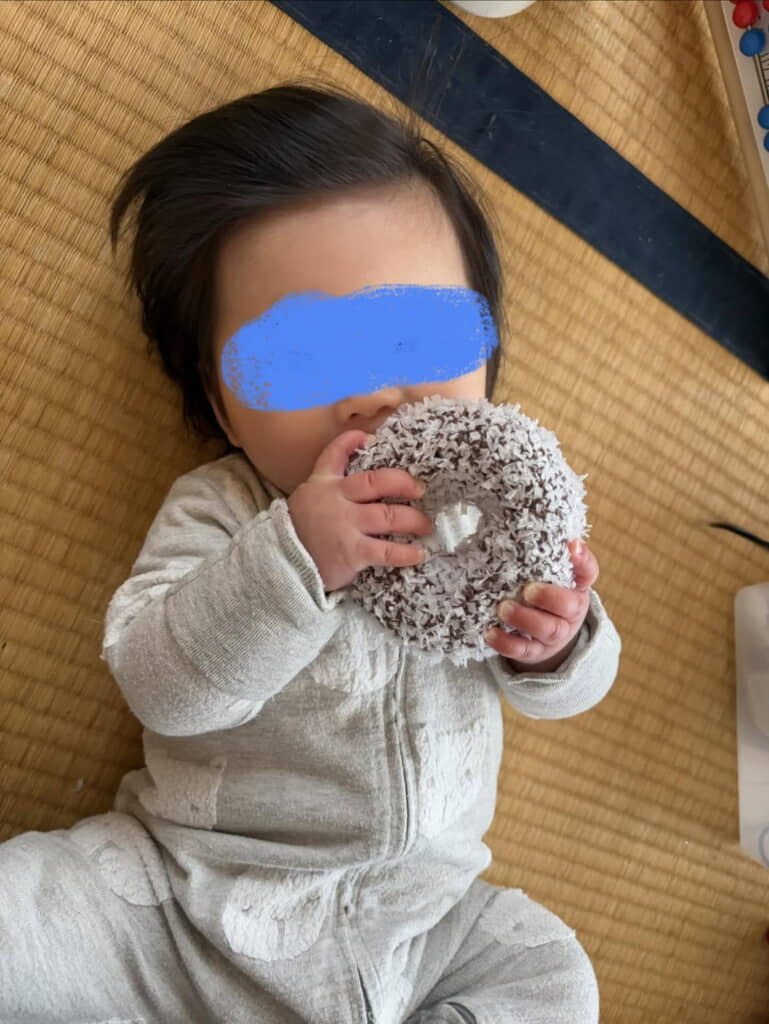 赤ちゃんがドーナツを……！