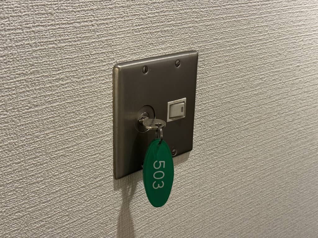 自動車のように鍵を差し込んで回すタイプの電源スイッチ