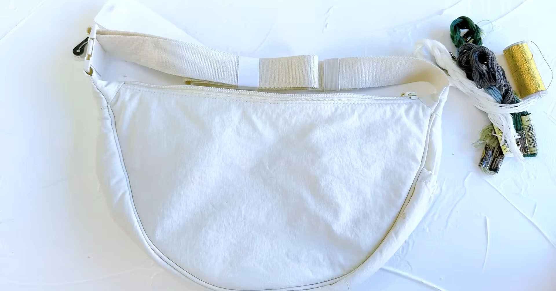 ユニクロのバッグに色とりどりの糸で刺しゅうしたら…… “持ってるだけで褒められる”仕上がりに「素敵だー」「すごくかわいい」(1/3) | ハンドメイド ねとらぼ