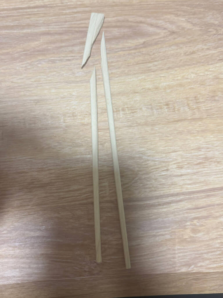 3つに割れた割りばし