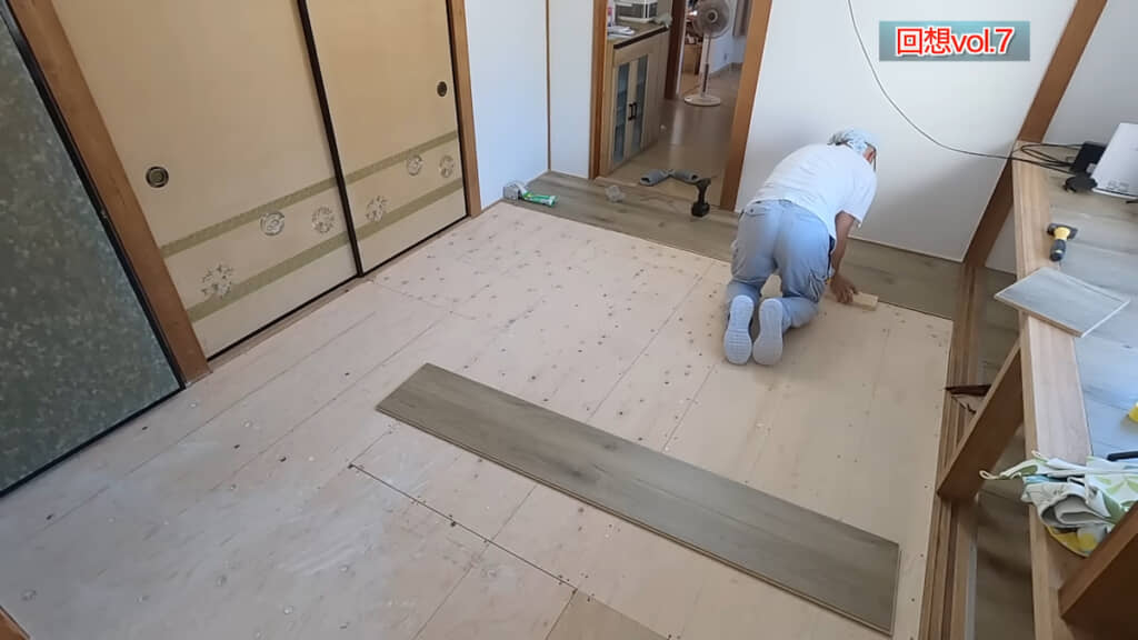 フローリング材を張っていく