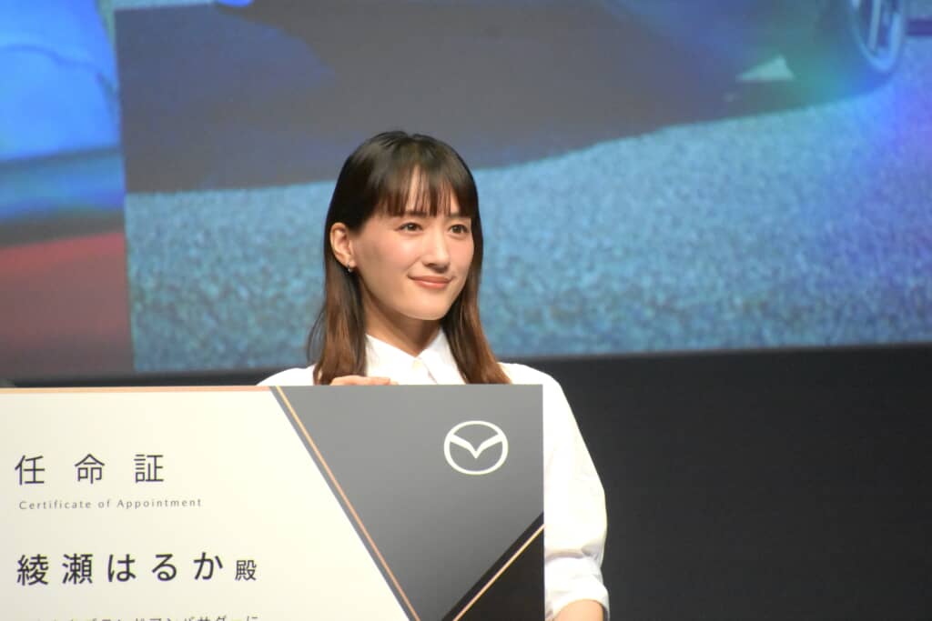 任命書を手にしてにっこり