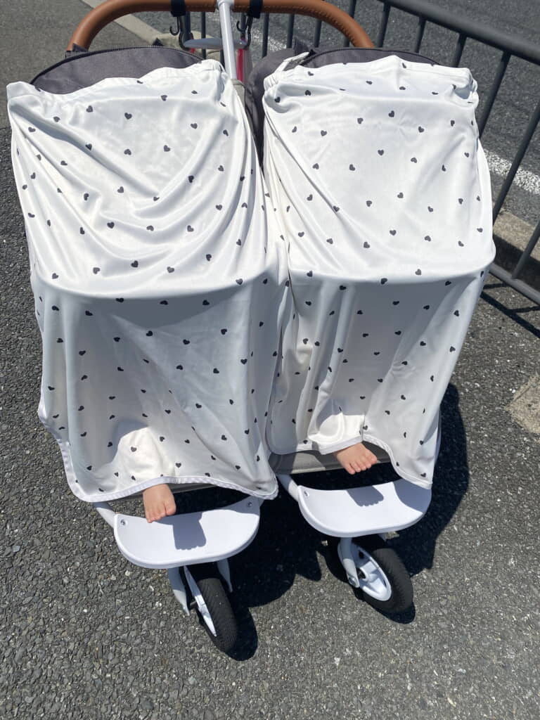 かわいいあんよが見えています