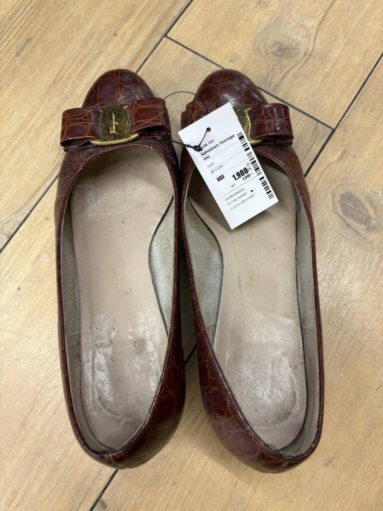 セカストで2090円という破格で売っていたフェラガモのパンプス