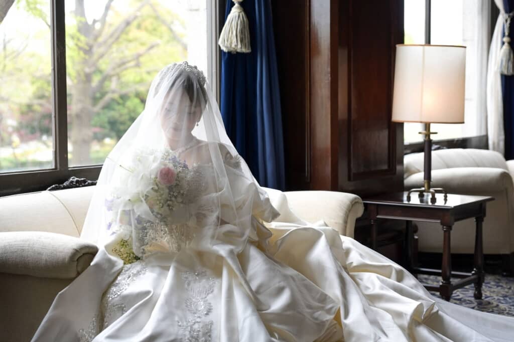 ベールをまとう鶴田さん