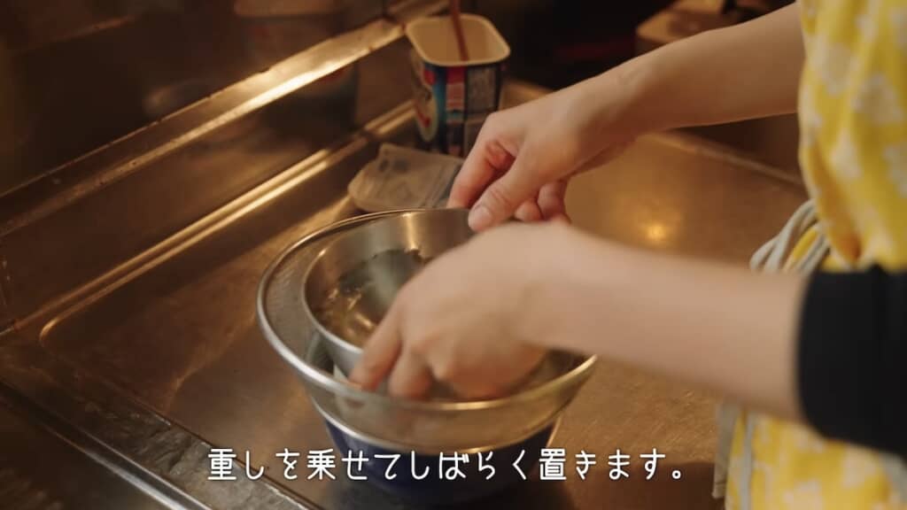 家に戻った妻は、ヨーグルトアイスを作ることに