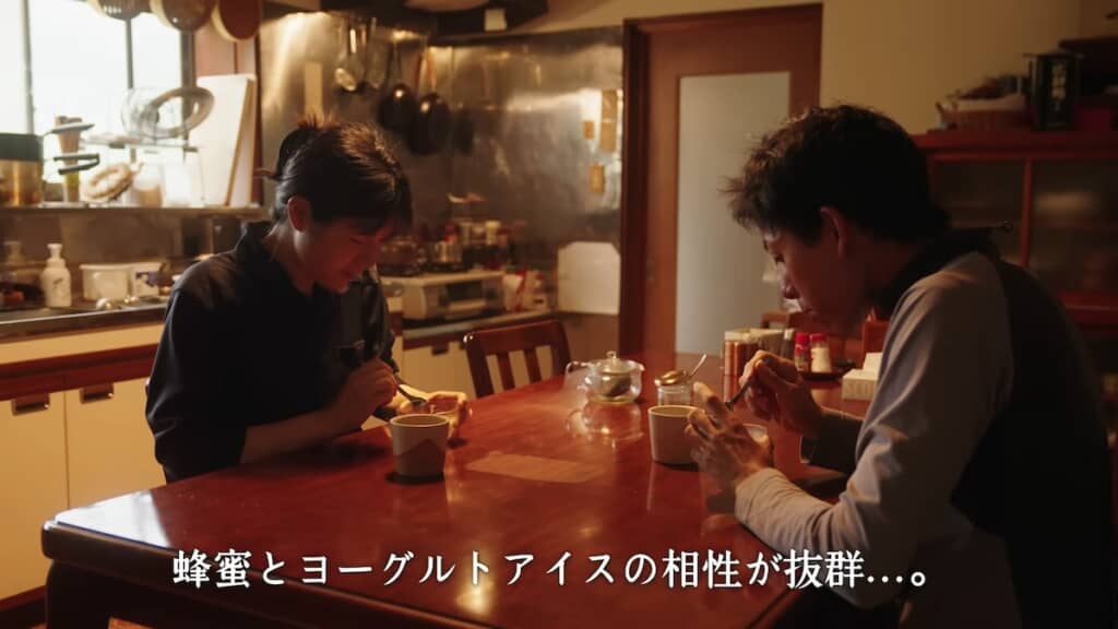 蜂蜜をかけて、2人でおやつを楽しみました