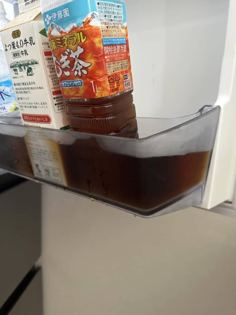 ドリンクに浸る麦茶と牛乳パック