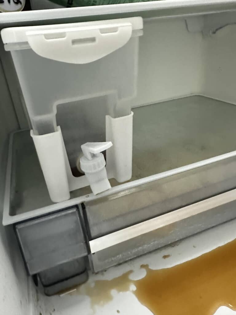 空っぽになったドリンクサーバー