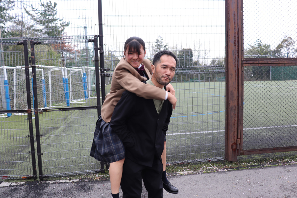 高校の入学式でパパにおんぶされる娘→3年後…… 驚きの姿に「サイコーやん」「こんな父と娘、存在するんですね」(1/2) | 高校・中学 ねとらぼ