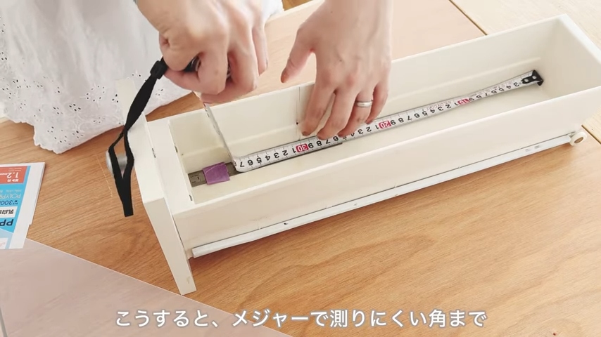 引き出しの奥行きを測るためにメジャーと定規を組み合わせて使う