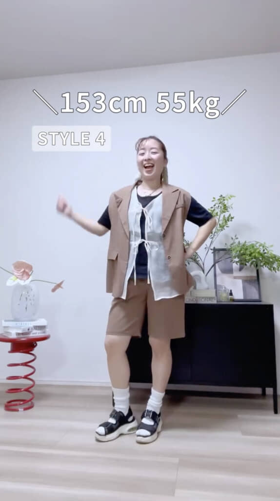 ノーカラージャケットとTシャツに白を挟んできれいめに