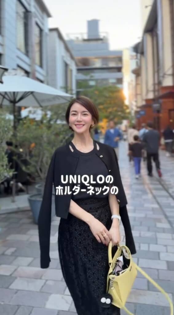 カーディガンを羽織って上品に