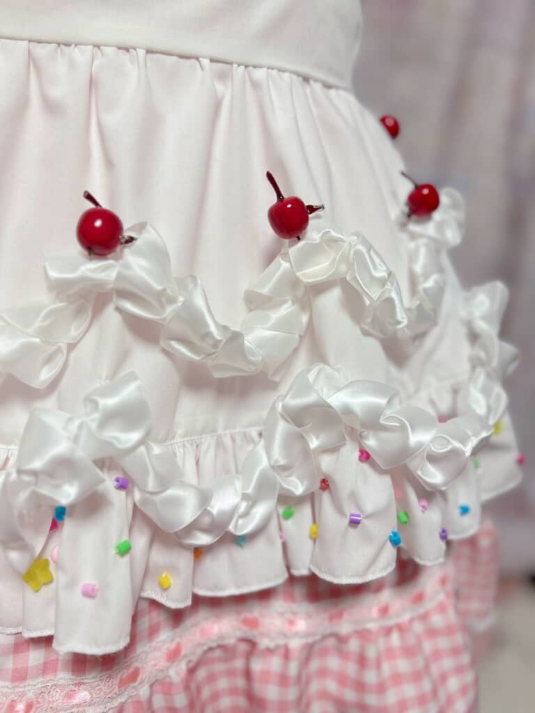チェリーはブローチピンに接着して止めてあります